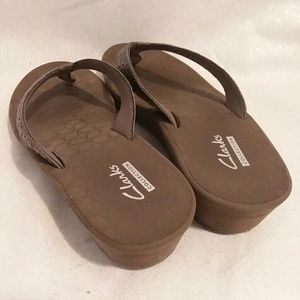 clarks liya gaze flip flops